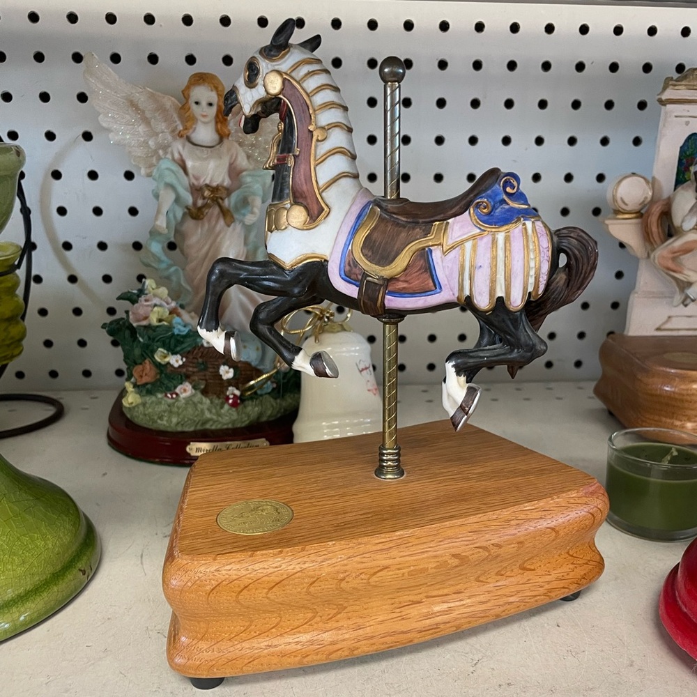 Set Vintage the American carousel Tobin fraley music box Horse figurines figures